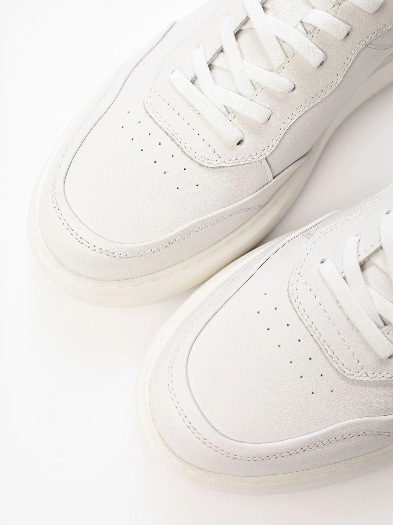 Кроссовки белого цвета из зернистой кожи на средней подошве